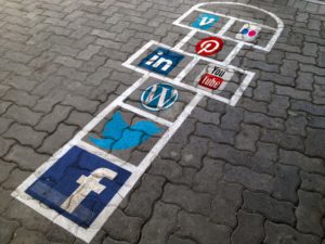 Tienes dudas sobre contratar un community manager -Aprende sus funciones y decide